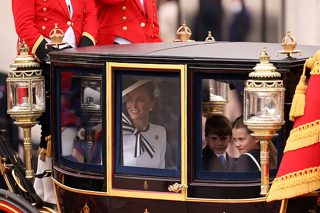 凯特王妃真人终于露面！带三娃参加皇室大型活动微笑挥手，消瘦许多（组图） - 29