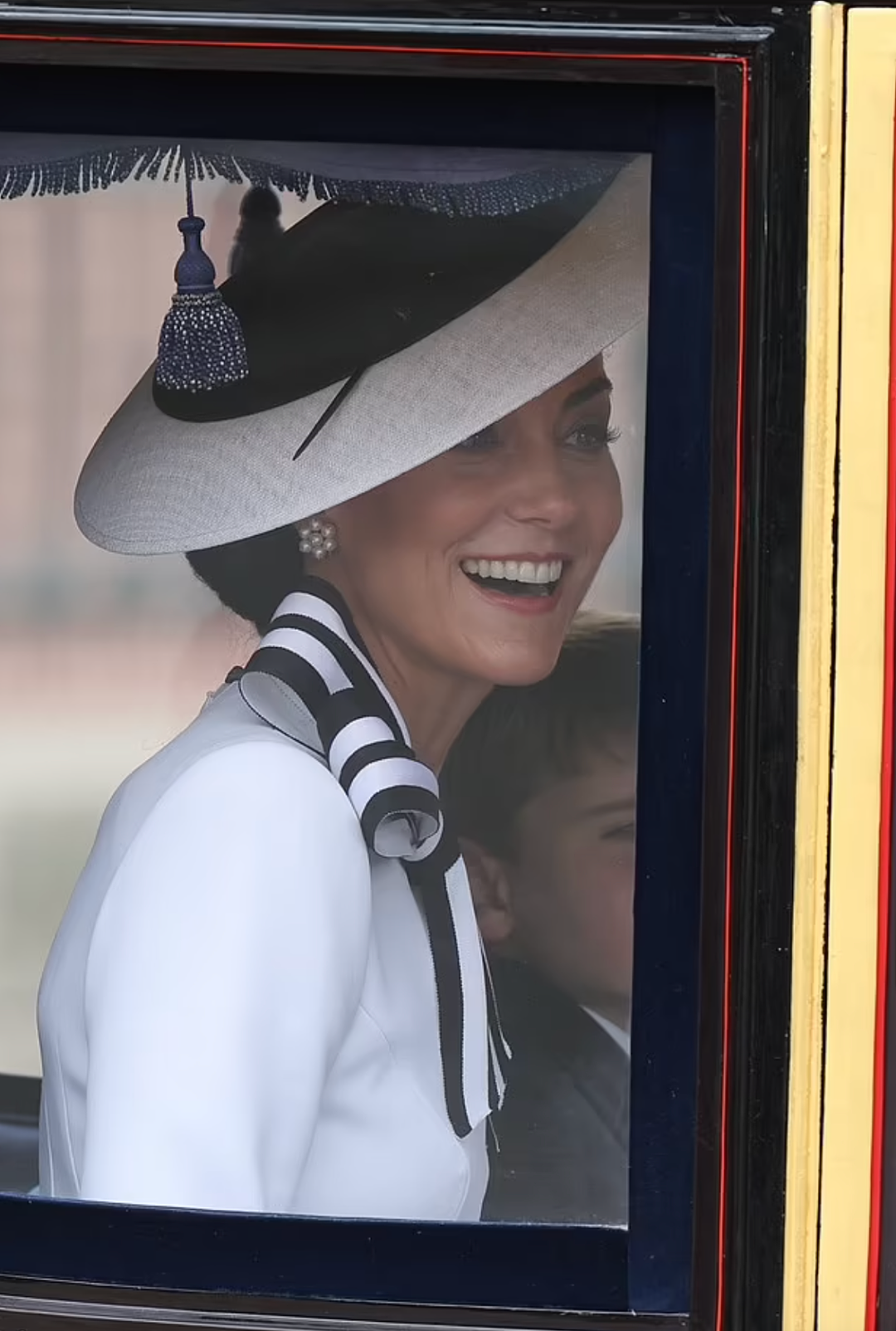 凯特王妃真人终于露面！带三娃参加皇室大型活动微笑挥手，消瘦许多（组图） - 26
