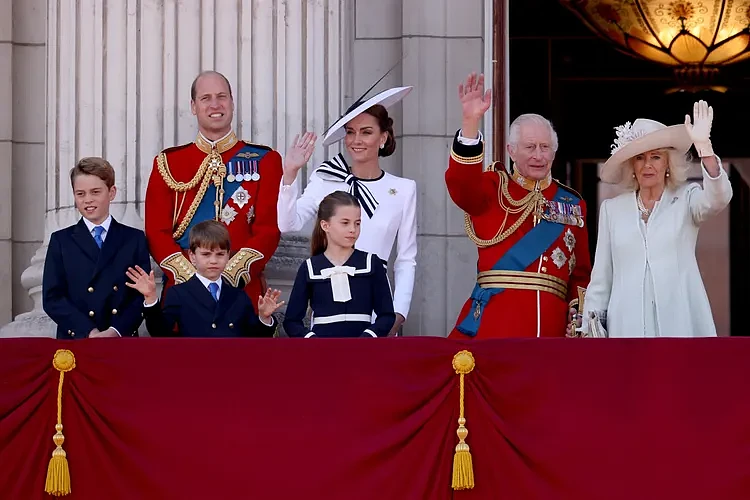 英皇室核心成员白金汉宫阳台聚首！查尔斯三世这举动感谢凯特力挺（组图） - 1