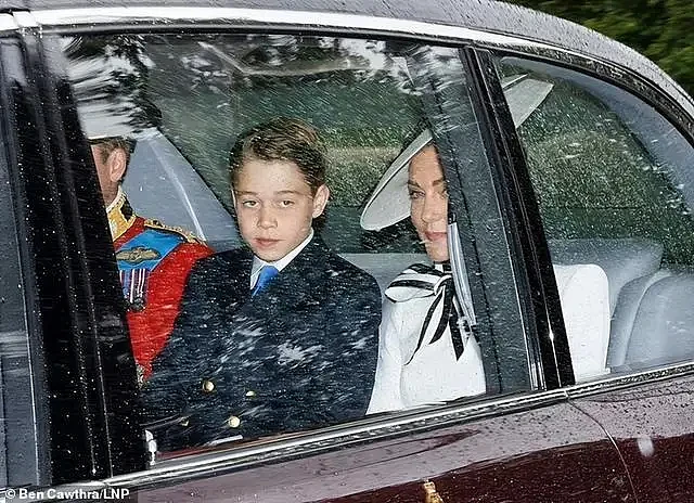 凯特王妃穿白衣现身！棱角分明表情严肃，9岁夏公主坐在爸爸对面（组图） - 4