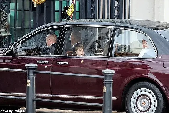 凯特王妃穿白衣现身！棱角分明表情严肃，9岁夏公主坐在爸爸对面（组图） - 8