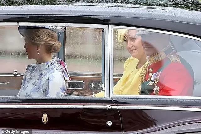 凯特王妃穿白衣现身！棱角分明表情严肃，9岁夏公主坐在爸爸对面（组图） - 10