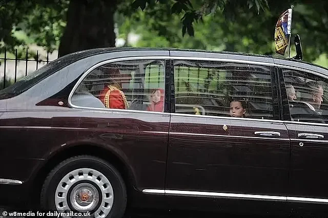 凯特王妃穿白衣现身！棱角分明表情严肃，9岁夏公主坐在爸爸对面（组图） - 5