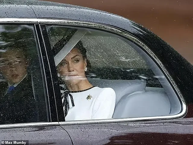 凯特王妃穿白衣现身！棱角分明表情严肃，9岁夏公主坐在爸爸对面（组图） - 7