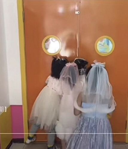长春幼儿园办“集体婚礼”：女孩模拟新娘讨红包、男孩敲门接亲（组图） - 1