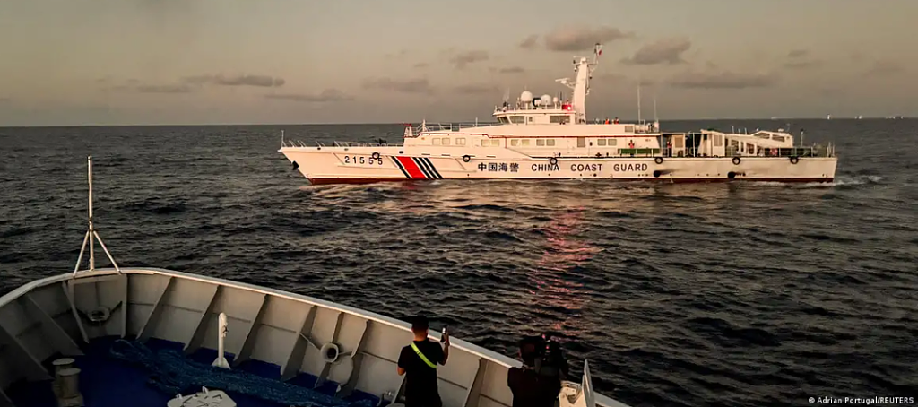 南中国海：菲律宾补给船和中国海警船擦碰（图） - 1