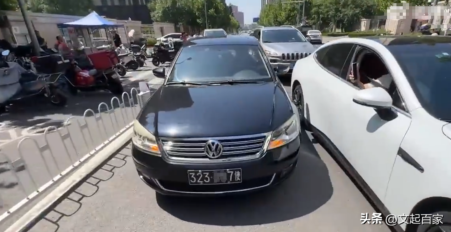 北京一使馆车堵路：女车主叫嚣你懂“豁免权”吗？车主身份被扒（视频/组图） - 2
