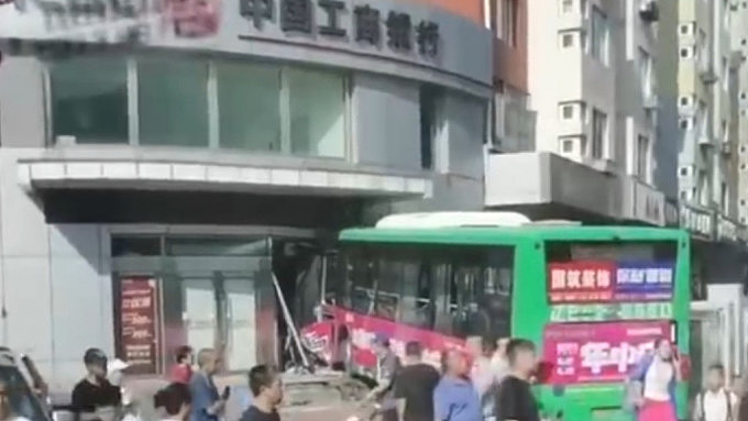 大连巴士失控撞入银行致5伤！乘客浴血倒地待救画面曝（视频/组图） - 1