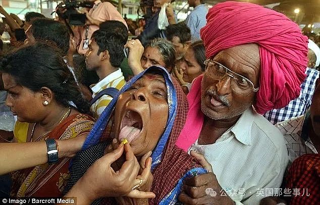 印度上万人挤破门为吞一条活鱼… 就为了一个哮喘“祖传秘方”？（组图） - 6