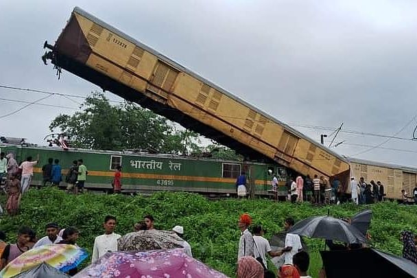 印度火车相撞！车厢脱轨撞烂30度恐怖倾斜，至少8死50伤（图） - 1