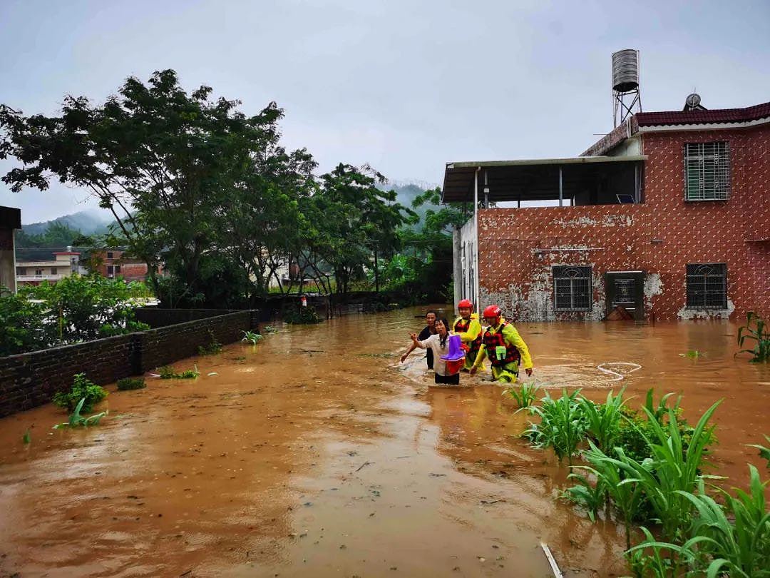 广东梅州暴雨成灾多处山洪山崩，已致5死15失踪，13人仍受困（组图） - 4