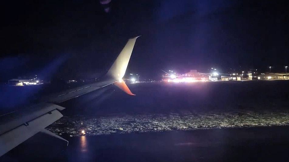 维珍澳洲波音737客机引擎起火！紧急降落新西兰南岛，至少2人受伤（视频/组图） - 2