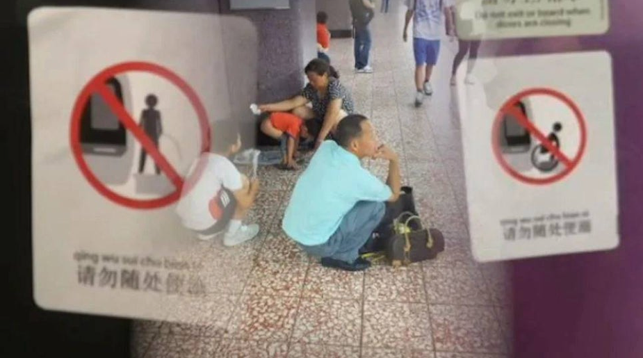 中国男童在韩国街头拉屎惹众怒？周围人阻止遭其母无视（组图） - 3