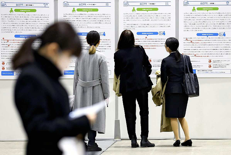 生育率暴跌十年后，今年日本年轻人赢麻了，毕业就业率高达98%…（组图） - 9