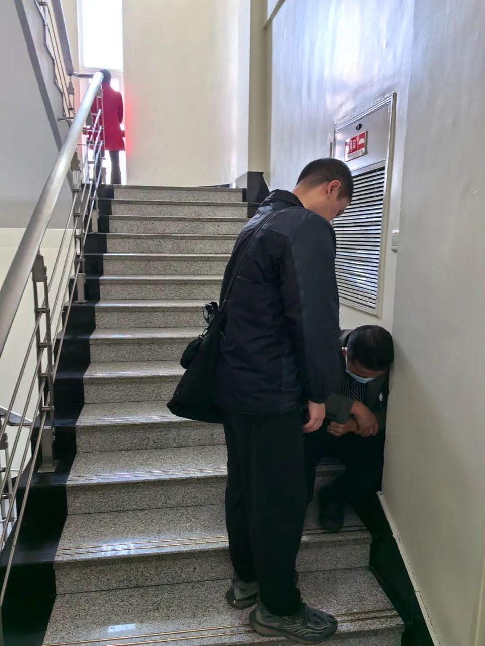 杭州95后小伙在医院椅子上连睡60天：比起妹妹这不算什么（组图） - 3