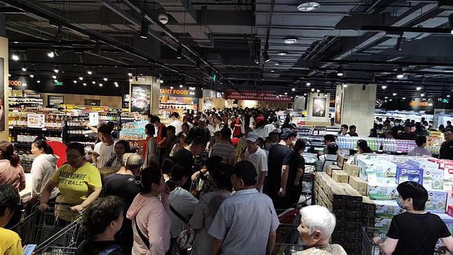 胖东来“爆改”的永辉超市营业挤满顾客：员工月薪涨千元（组图） - 4