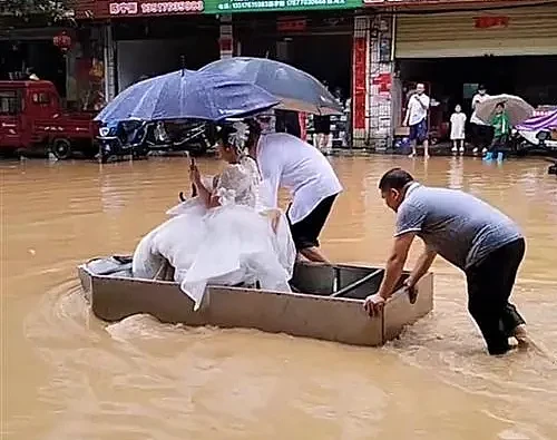 桂林遇1998年以来最大洪水！火车站被淹，新娘坐消防车出嫁（组图） - 2
