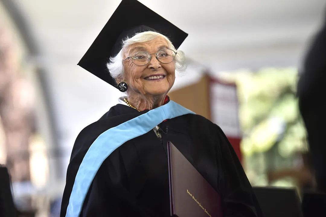 传奇！105岁奶奶从斯坦福毕业获硕士学位，上次读书在二战前（组图） - 1