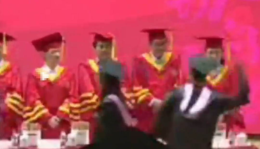 复旦大学毕业典礼，台湾学生挥拳打老师！视频网上疯传，本人回应，北大：不予录取（视频/组图） - 1