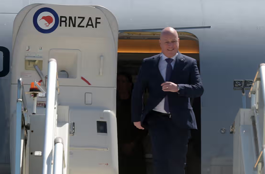 笑死！新西兰总理和50多位商业大佬，被波音飞机撂半道了！（组图） - 2