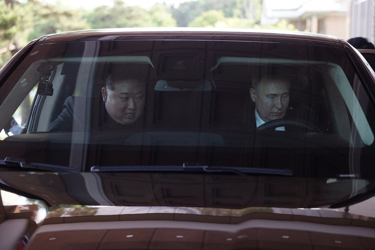 普京访朝鲜赠俄产豪华Aurus房车，亲自驾车载金正恩兜风（视频/组图） - 2