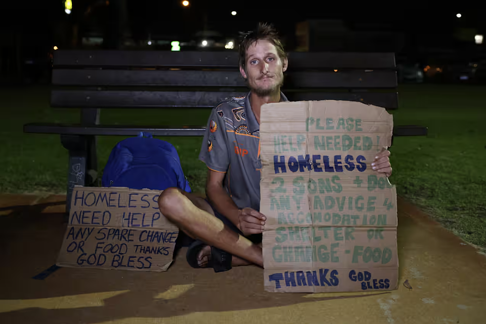 澳大利亚深陷住房危机：无家可归者举牌“乞讨”，买房为何越来越难（组图） - 1