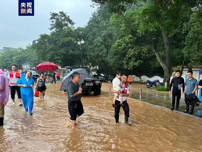 桂林暴雨：98年来最大洪水车站停运，药店被淹20岁女店员不幸遇难（组图） - 5