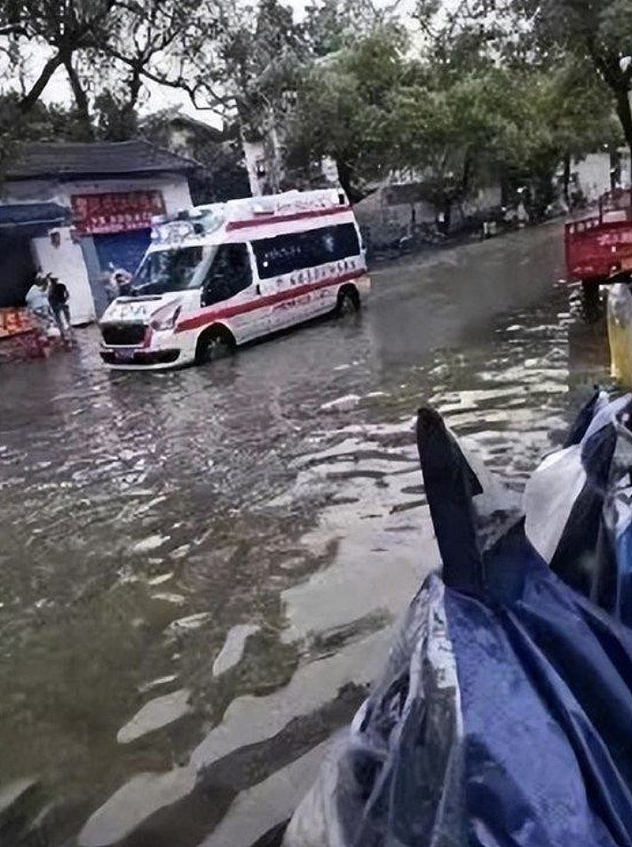 桂林暴雨：98年来最大洪水车站停运，药店被淹20岁女店员不幸遇难（组图） - 4