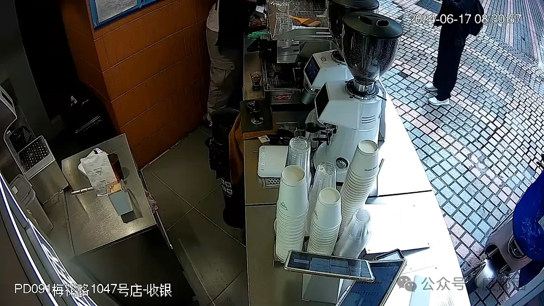 热搜第一！Manner咖啡员工嘶吼泼咖啡粉、殴打女顾客引发爆议（视频/组图） - 106