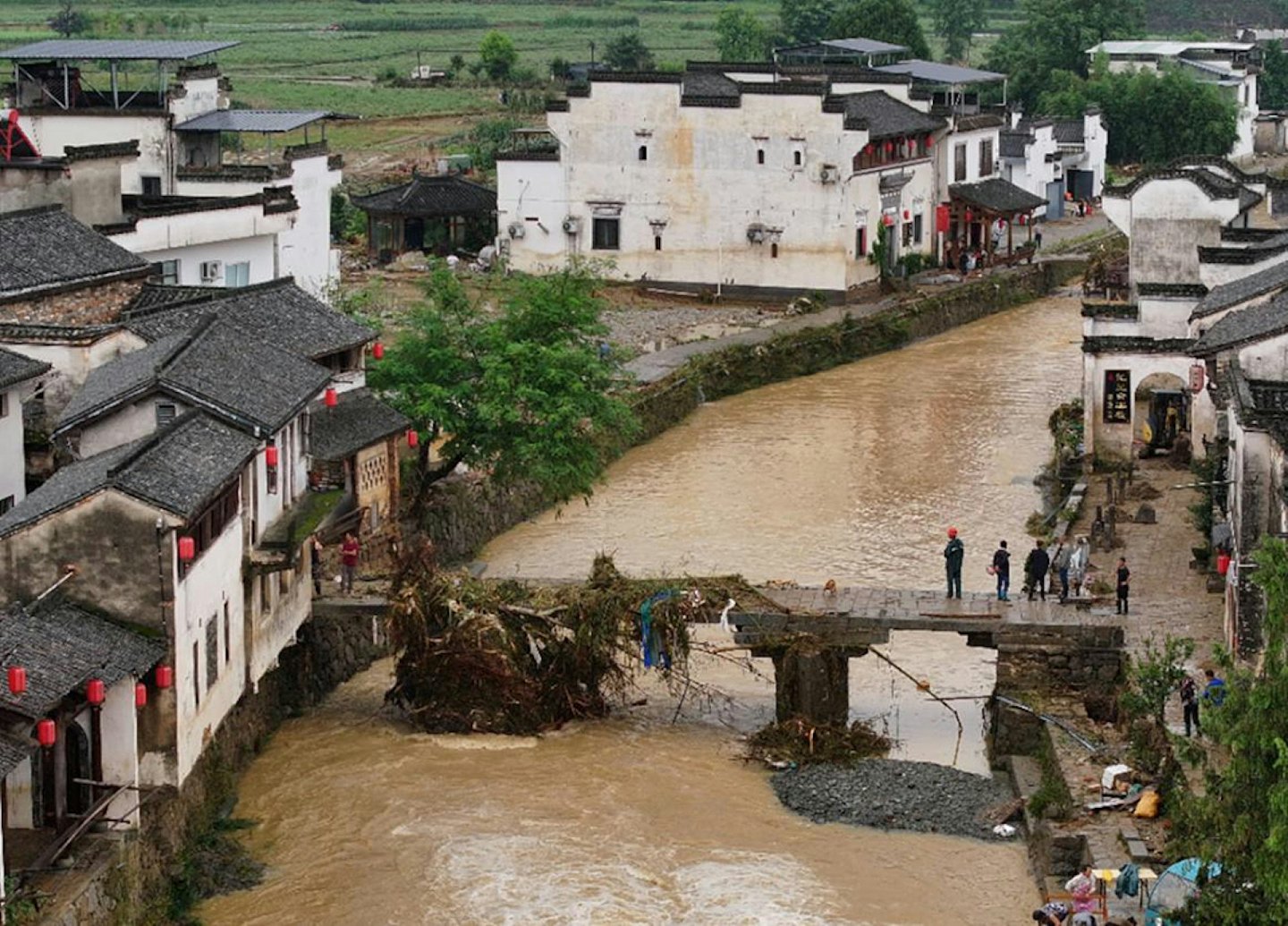安徽黄山强降雨持续，具700多年歷史古桥修恢11年后再遭洪水冲毁（组图） - 3