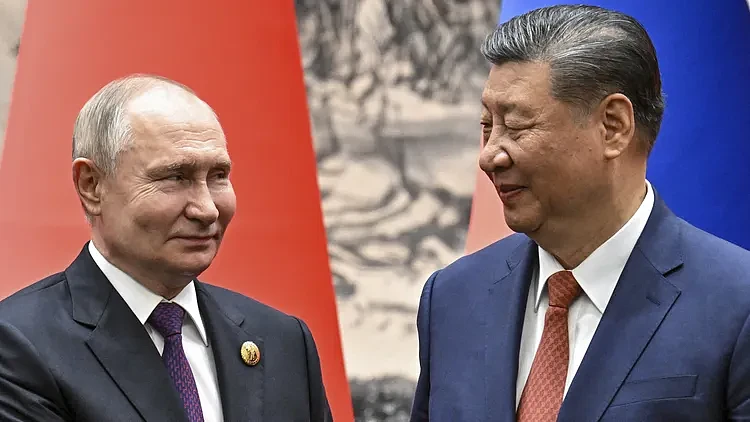 中国国家主席习近平（右）今年5月热烈欢迎俄罗斯总统普京访问中国。美联社资料照片
