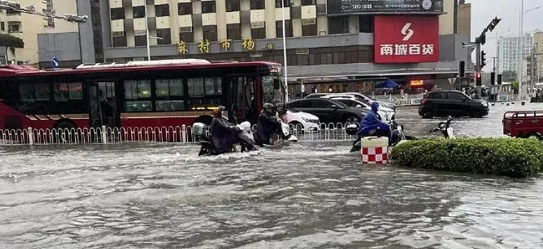 中国南方强降雨破历史纪录！广东近50人死亡，西湖开闸泄洪，湖南山体滑坡8人遇难（视频/组图） - 19