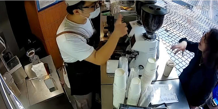 日媒报道Manner店员泼咖啡粉事件，以“顾客至上”的日本人这次也绷不住了…（组图） - 2