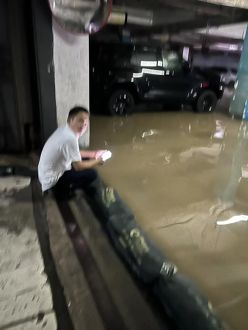 长沙暴雨亲历者：工作的餐厅一楼被淹，从齐脖子深的水中撤离（组图） - 6
