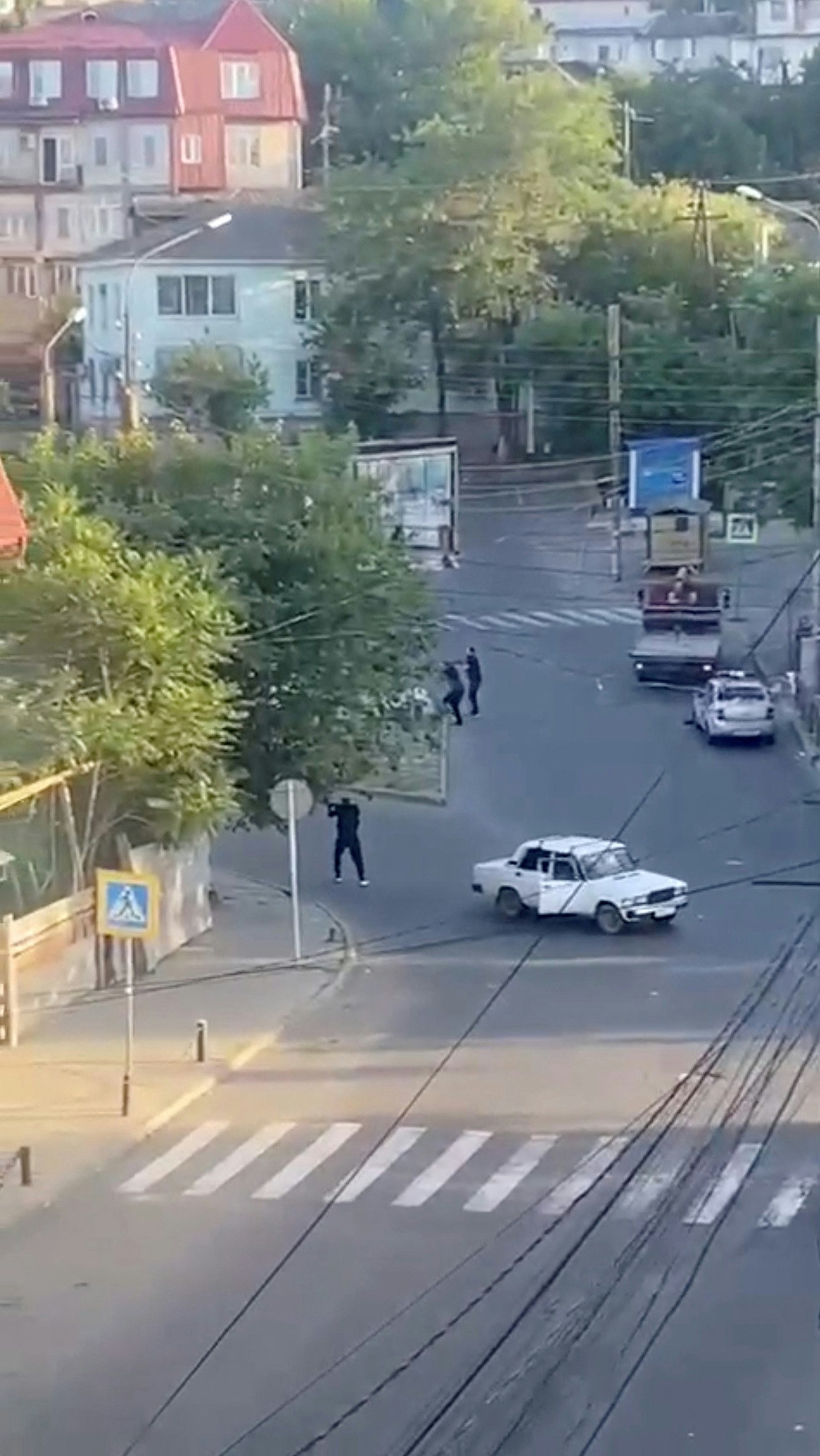 俄罗斯达吉斯坦连环恐袭17死包括15警，5枪手当场伏法（组图） - 1