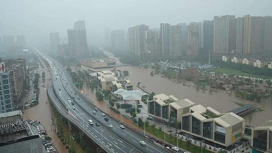 长沙暴雨亲历者：工作的餐厅一楼被淹，从齐脖子深的水中撤离（组图） - 1