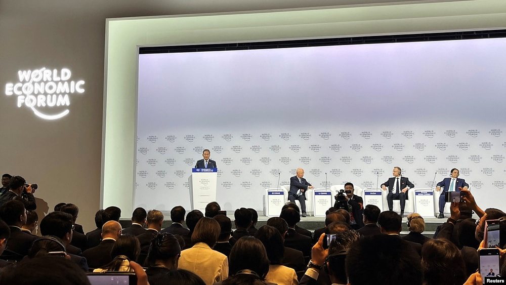 路透社：李强为“产能过剩”辩护，称中国电动车和锂电池生产“丰富了国际市场”（图） - 1