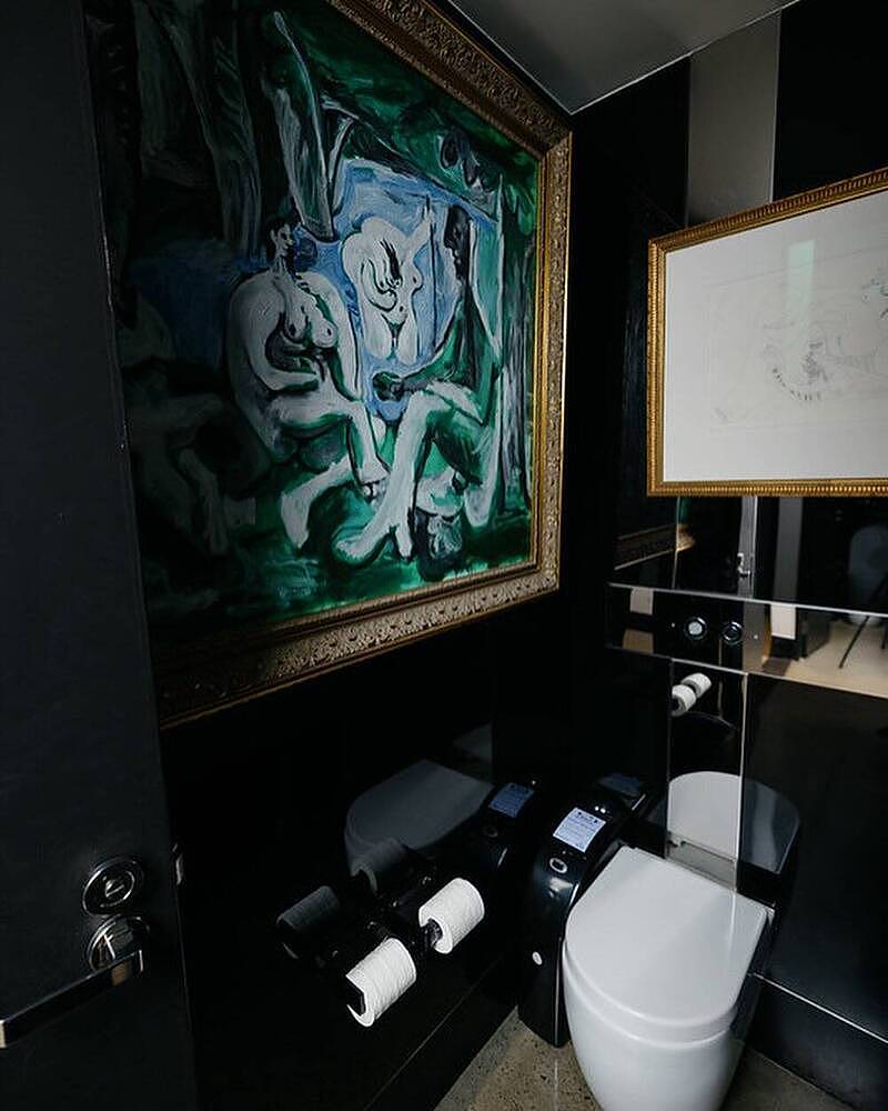 塔州博物馆女性休息室被告性别歧视，策展人气到把毕卡索画作挂在女厕（组图） - 1