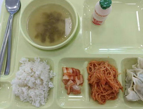 中国留学生在韩国大学食堂多吃两片肉，居然被公示？菜色还没海底捞小料丰富（组图） - 25