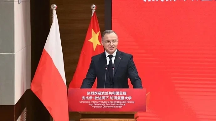 波兰总统在复旦大学演讲，收到这份重要礼物（图） - 1