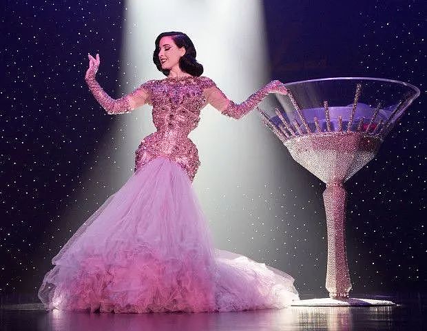 世界第一脱衣舞娘现身巴黎时装周！上演性感香槟浴，年过半百还能秒杀霉霉（组图） - 12