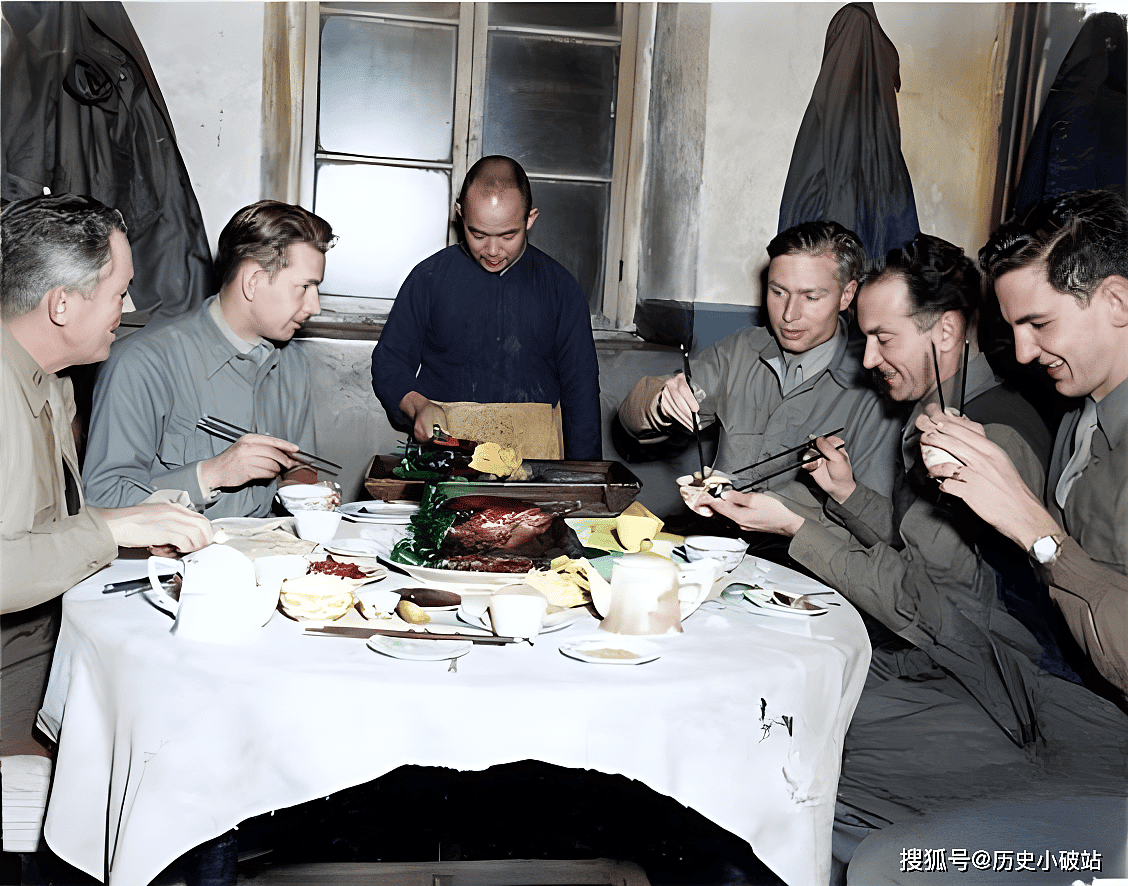 老照片舌尖上的外交：美国大兵体验北京烤鸭文化（组图） - 7