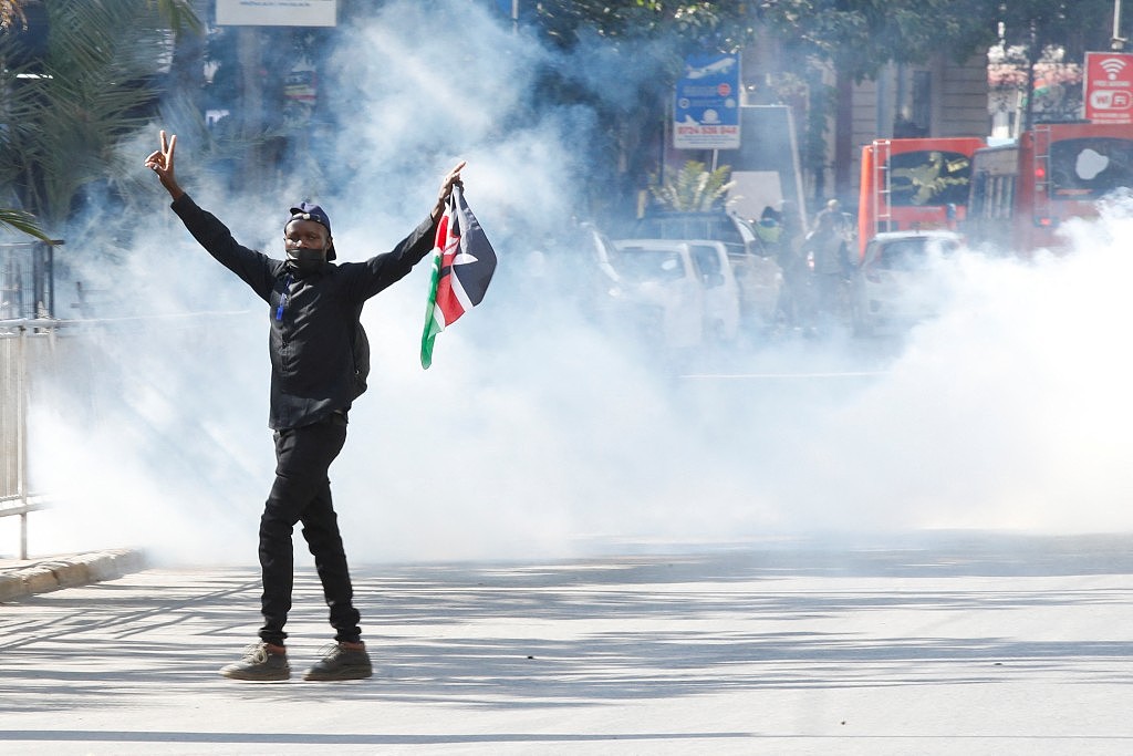 奥巴马“同父异母”家姐声援肯亚示威中催泪弹！民众不满加税警实弹驱散致5死（组图） - 6