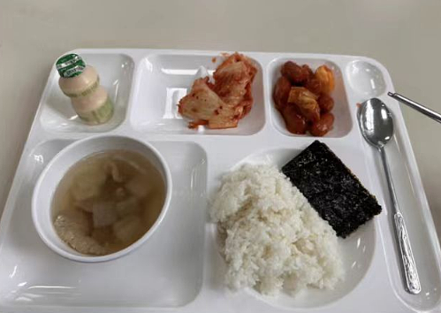 中国留学生在韩国大学食堂多吃两片肉，居然被公示？菜色还没海底捞小料丰富（组图） - 17