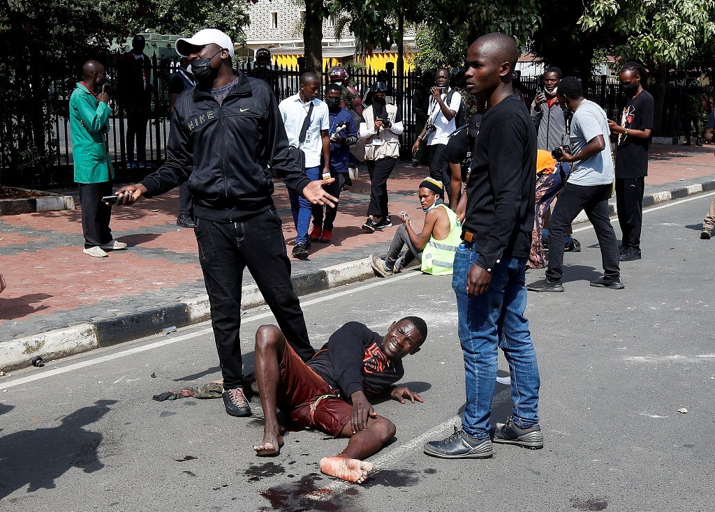 奥巴马“同父异母”家姐声援肯亚示威中催泪弹！民众不满加税警实弹驱散致5死（组图） - 10