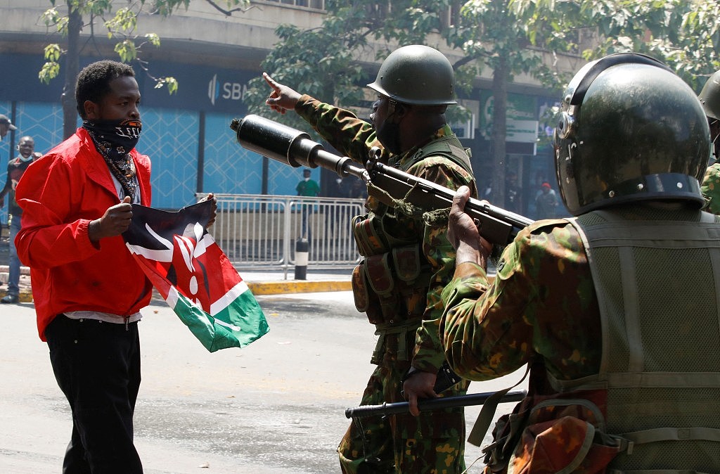 奥巴马“同父异母”家姐声援肯亚示威中催泪弹！民众不满加税警实弹驱散致5死（组图） - 4