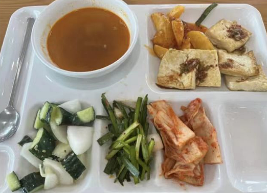 中国留学生在韩国大学食堂多吃两片肉，居然被公示？菜色还没海底捞小料丰富（组图） - 20