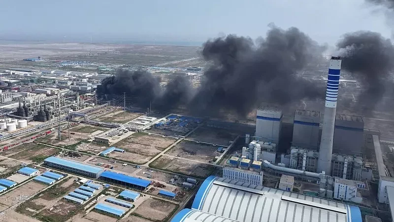 疑被裁工人报复，天津化工厂大火，浓烟蔽天7伤1失联（组图） - 1
