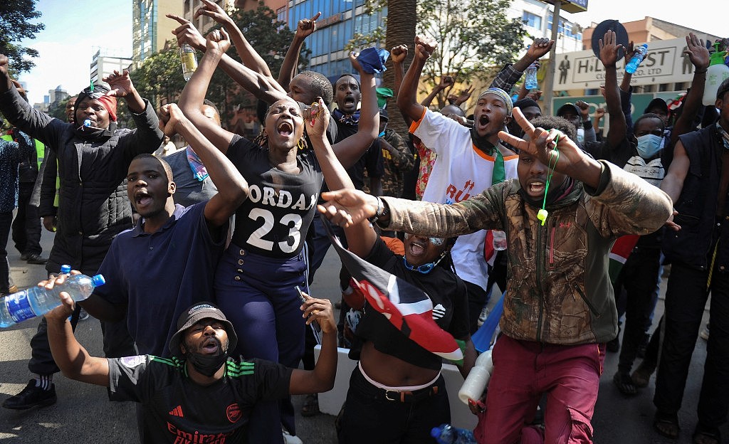 奥巴马“同父异母”家姐声援肯亚示威中催泪弹！民众不满加税警实弹驱散致5死（组图） - 3
