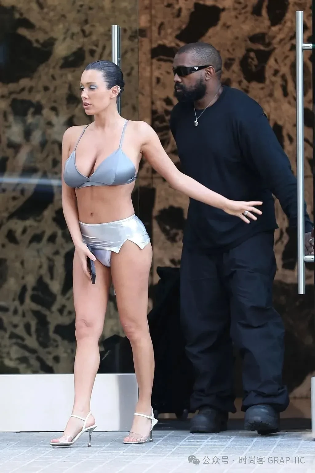 “臭名昭著”的Kanye妻子“只用胶带遮上身”出门，超夸张穿搭连外媒都看不下去了（组图） - 8